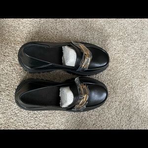 Leather loafers with chain